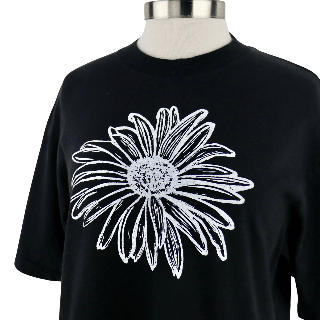 Daisy Feminine Fit One Size Crop Tee in Black